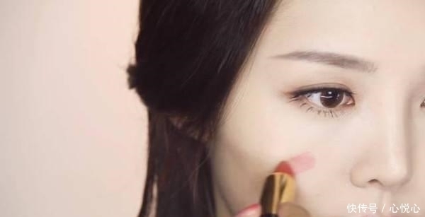 眼影|口红只拿来涂嘴巴太浪费,它的这3个妙用你一定不知道!