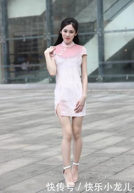 穿搭|跳来跳去的活泼美女!一位高调着装的女神,看起来比花还要新鲜!