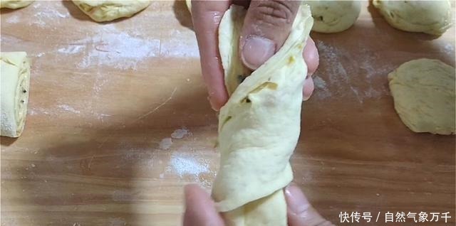面团|玉米面饼这样做，加多一种材料，口感丰富，吃着蓬松柔软，真香
