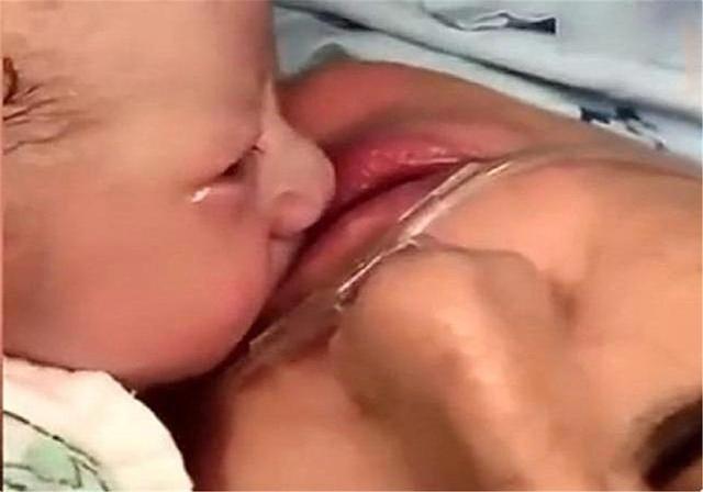 妈妈|宝妈分娩后昏迷,刚出生的“天使宝宝”亲吻妈妈,医生潸然落泪