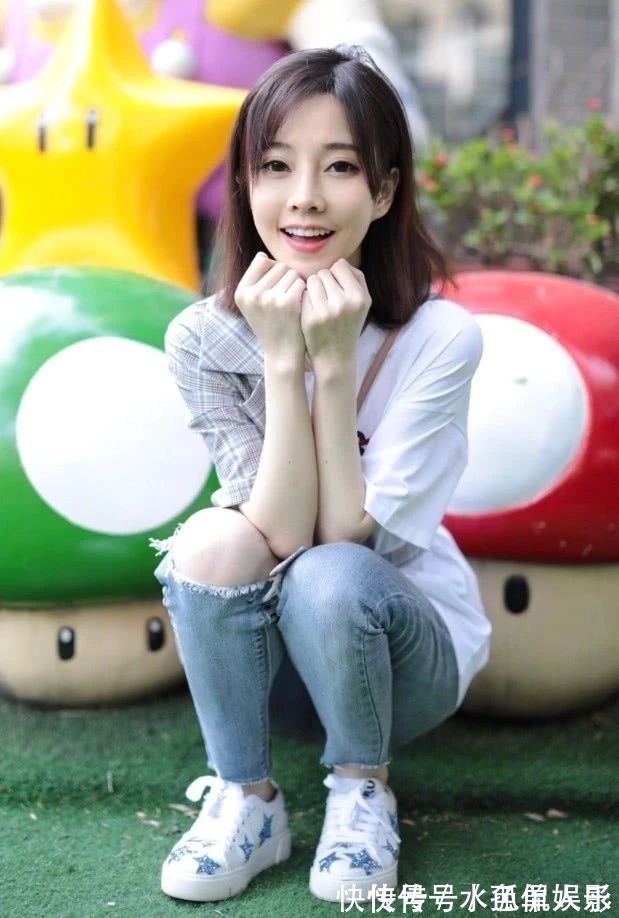 漫画腰|冯提莫开演唱会豁出去,穿25cm短装跳舞,这漫画腰让人尖叫!