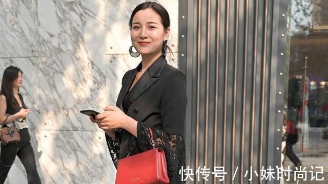 街拍 街拍美女：黑色长款西服，蕾丝袖口的设计，更显成熟优雅的气质美