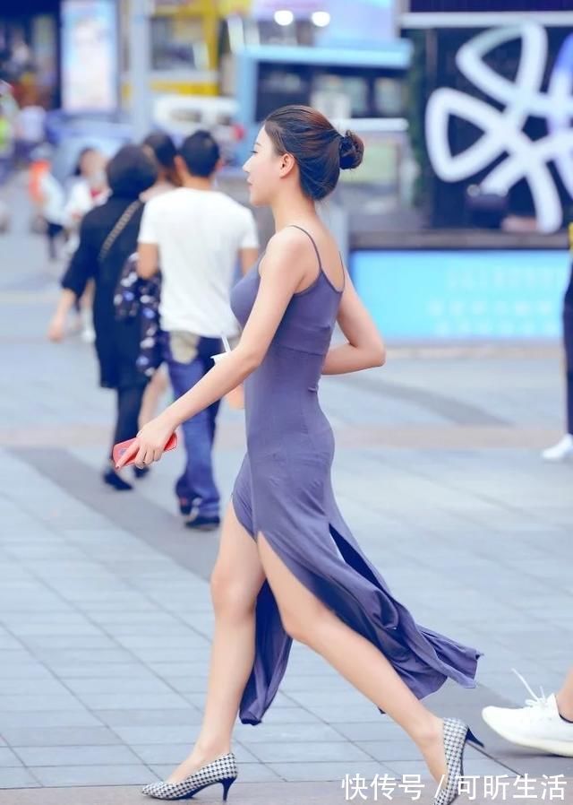 小姐姐|街拍特别甜的两个小姐姐,风格迥异的搭配十分的清新甜美