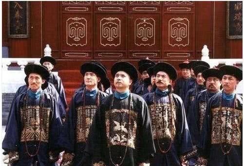 清朝|上早朝：唐朝大臣可以坐着，宋朝要求站着，为何到了清朝要下跪？