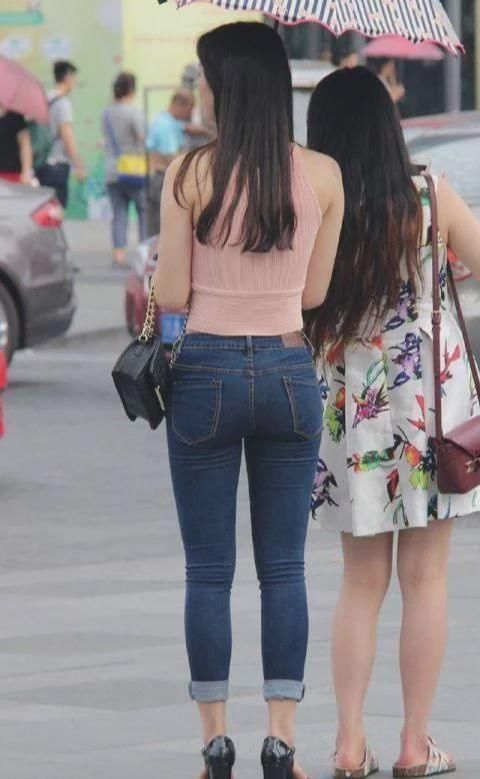 小姐姐|牛仔裤秀出成熟女人味！靓丽女生收腰提臀，尽显性感迷人范