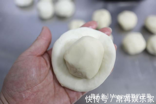 倍儿香的苏式鲜肉月饼，大口吃肉真过瘾，简单几步让酥皮轻薄如雪
