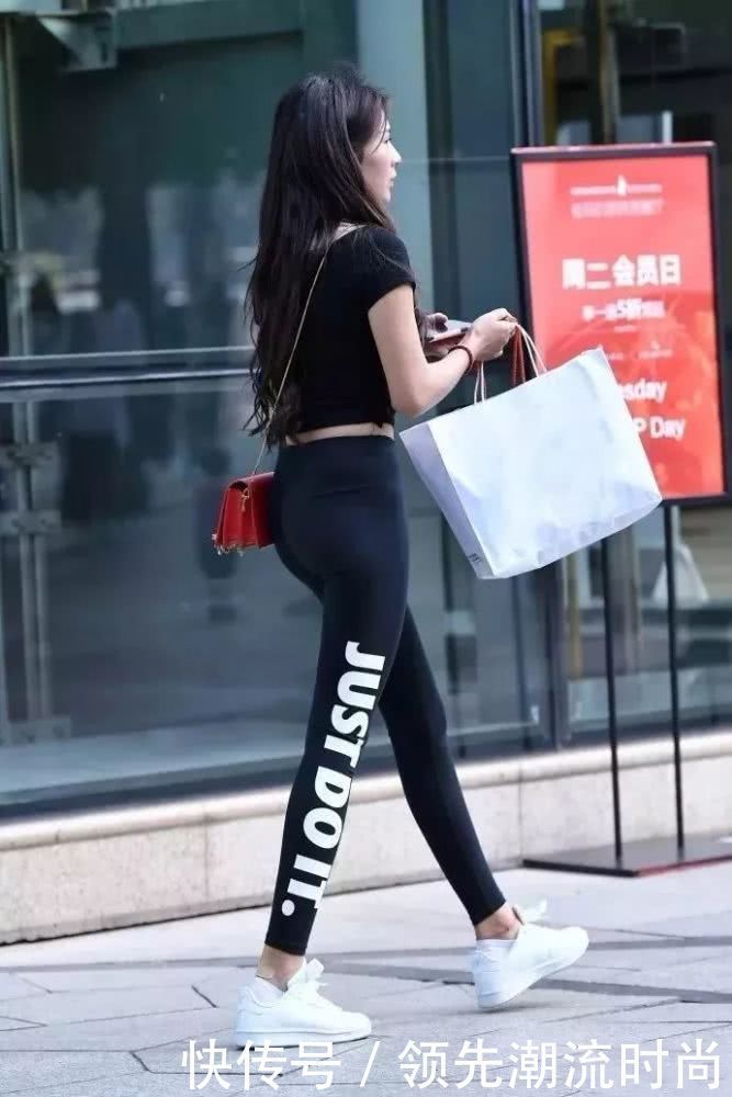 真显|街拍美女:小姐姐的运动装真显身材,穿出迷人姿态,展现独特魅力