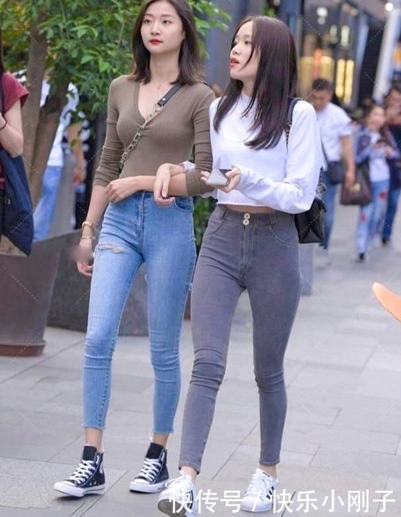 女们的穿衣|气质小姐姐冰清玉洁,走在街头十分养眼,你喜欢哪位小姐姐呢?