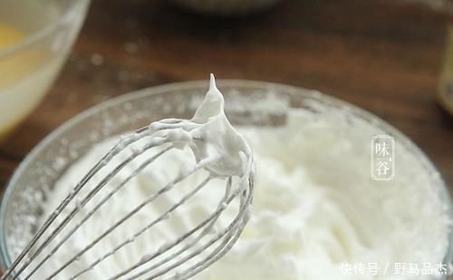 我们可以在家自己做,取4个鸡蛋,做出来的蛋糕不塌陷不回缩,细腻又松软