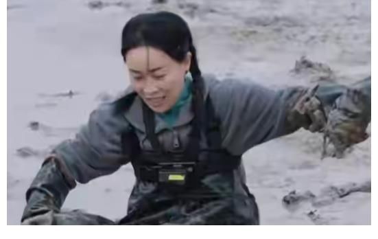 泥鳅|那英来蘑菇屋没架子，跳进水沟抓泥鳅，和陈赫李诞形成鲜明的对比