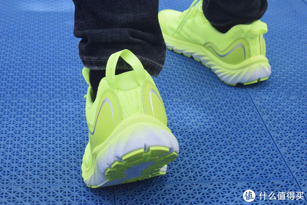 鞋底|减震透气会“呼吸”！咕咚10K悦弹跑鞋体验