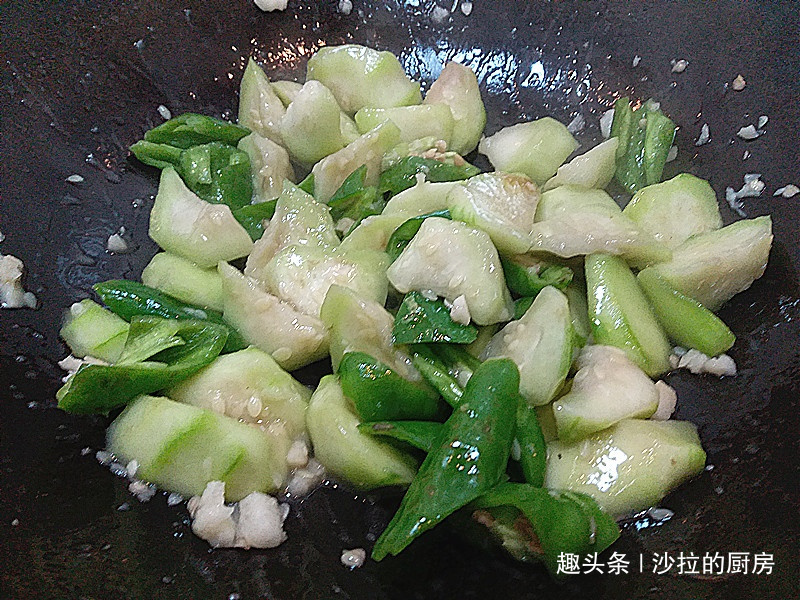 嫩白|夏季遇到此菜多吃些,维C是黄瓜的8倍,排出毒素,肌肤细腻嫩白