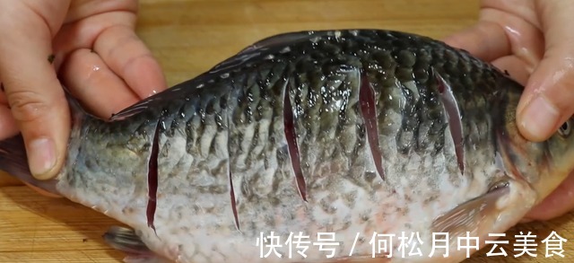 今天才知道，去鱼鳞原来这么简单，只需一个塑料袋，干净不乱飞！