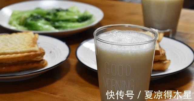 70后夫妻的极简早餐,只有三样,简单方便,好吃极了,吃着很满足!