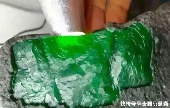 磨刀石|磨刀石价值竟是无价之宝，切开里面是极品翡翠