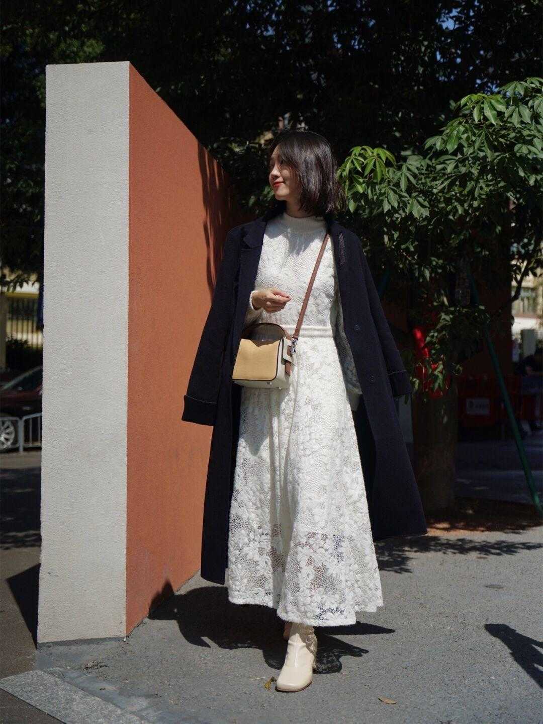 博主 秋冬天快速出门的“偷懒秘籍”,大衣连衣裙叠搭,上身效果yyds
