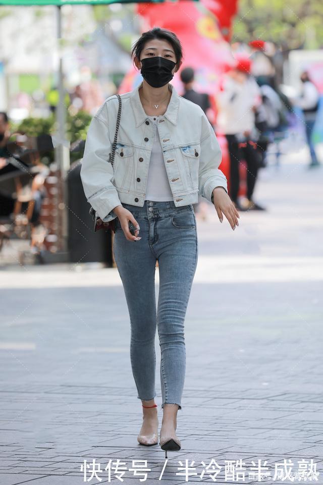 时尚穿搭牛仔夹克,搭配紧身牛仔裤,尽显简约时尚气质