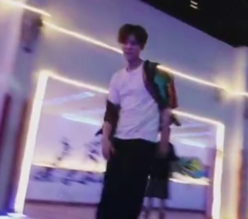 《五哈》又出名场面:邓超张颜齐滑旱冰钻胯,卡裆位置很尴尬