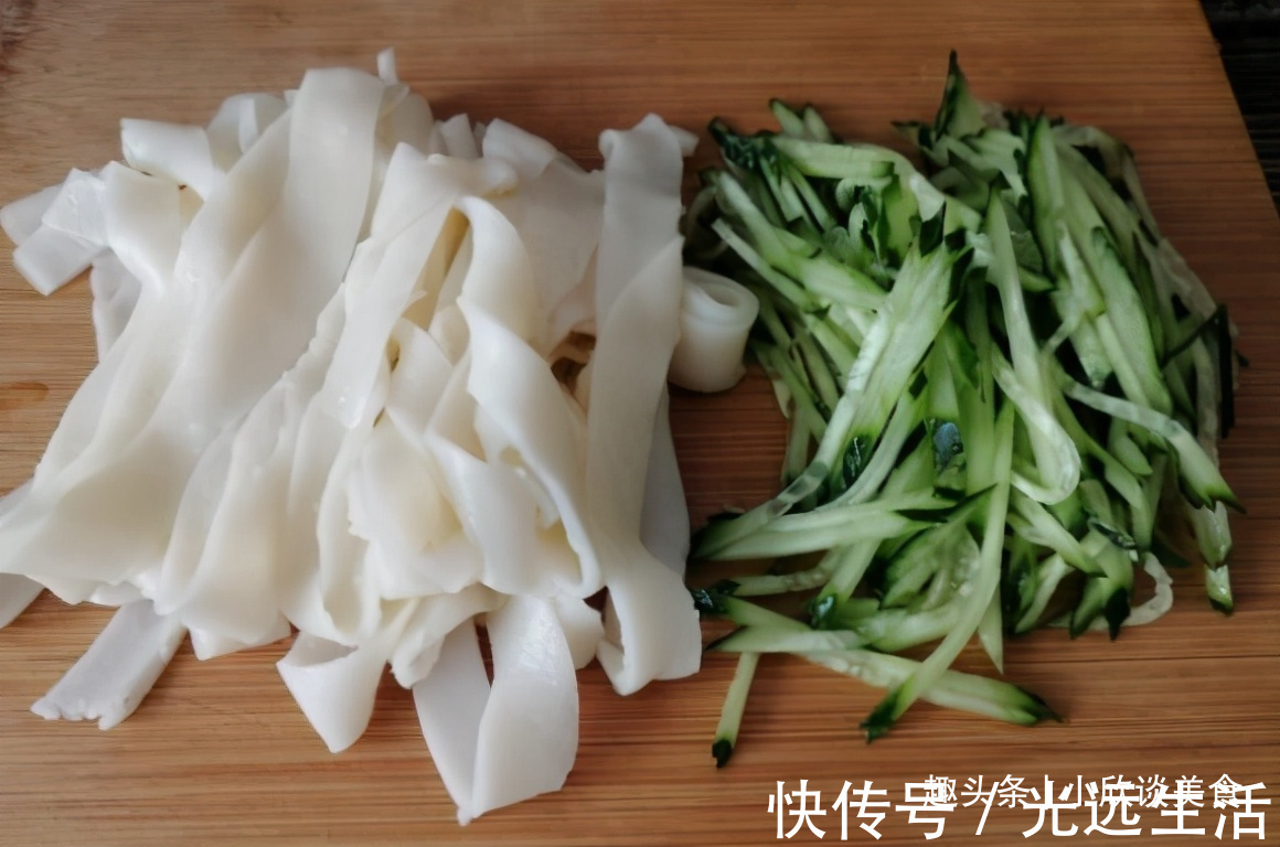 搅拌均匀|想吃凉皮不用买了！教你做“懒人凉皮”，不洗面不用蒸2分钟出锅