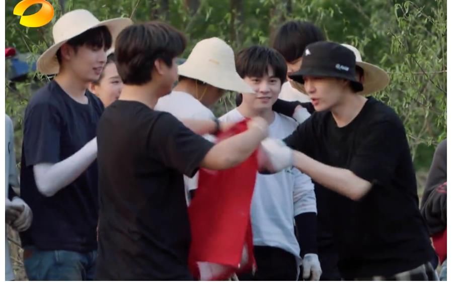 何炅老师|希希好可怜！仓库易主，张艺兴彭昱畅开车拉东西，他敢怒不敢言