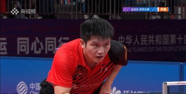 挺举|挺举失败！樊振东夺冠教练尝试抱起他庆祝，似乎抱起又没完全抱起来