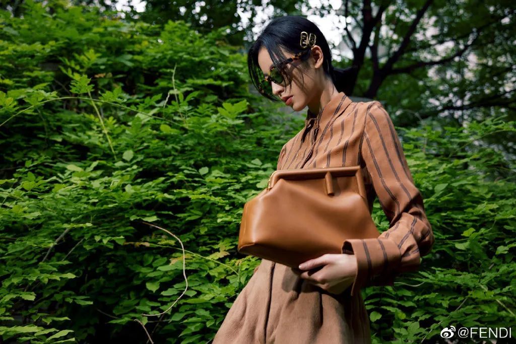 m 剪了短发的娜比，背啥我买啥