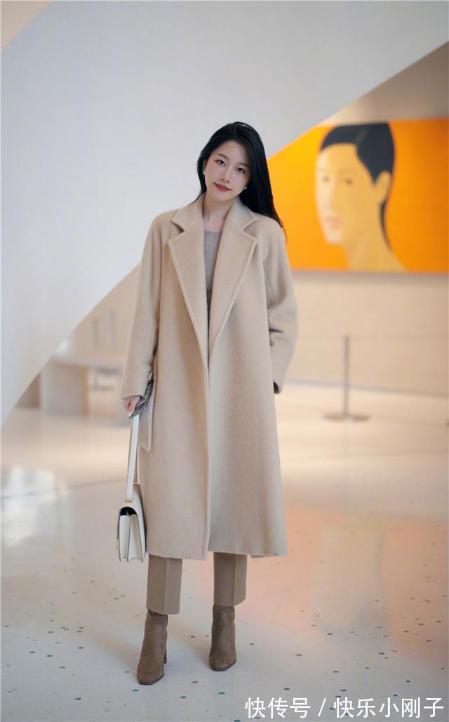 直筒裤 阔腿裤也该收一收了!今年流行直筒保暖裤搭配短靴,遮肉还显个