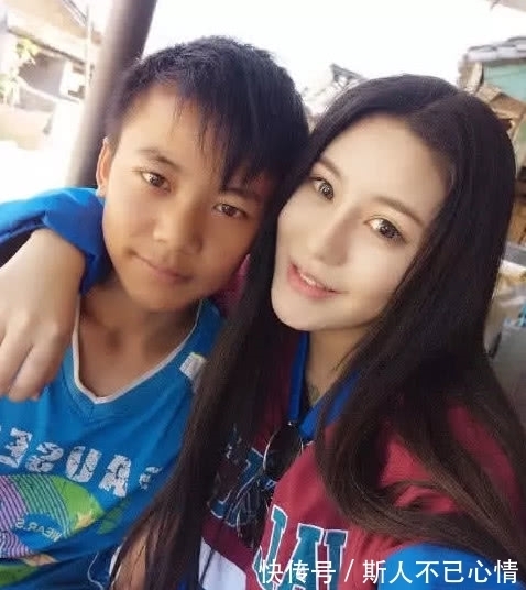 变形计里杨馥宇回村探望爸爸，谁注意到她的动作，网友：亲爸泪奔