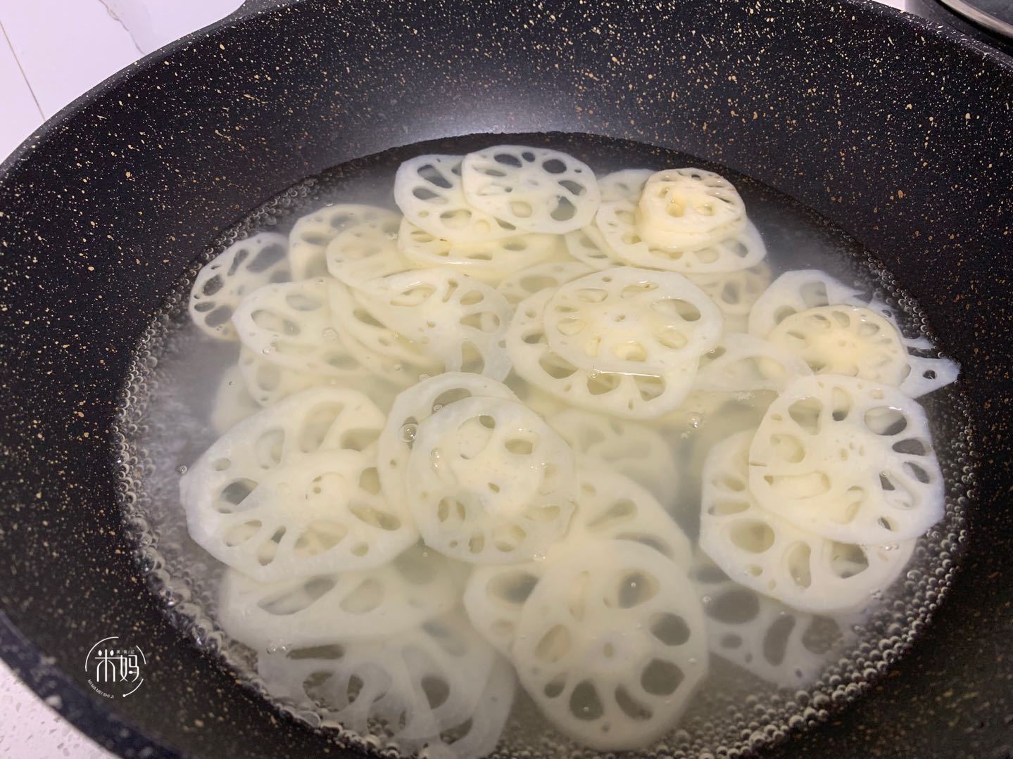 莲藕焯水就发黑,记住这个小技巧,莲藕白净又脆爽,好吃又入味