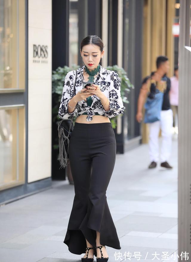 蕾丝 美女街拍:姐姐放得开,“三叉”裹胸上衣配花衬衫,谁不夸你是贵妇