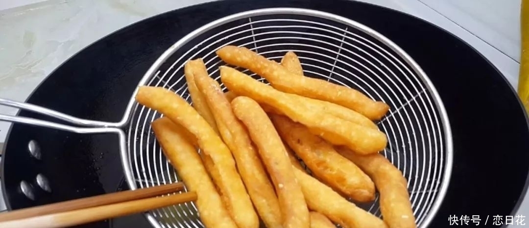 面粉一斤,鸡蛋两个,筷子搅拌一下,教你做创意小油条,比麻花好吃