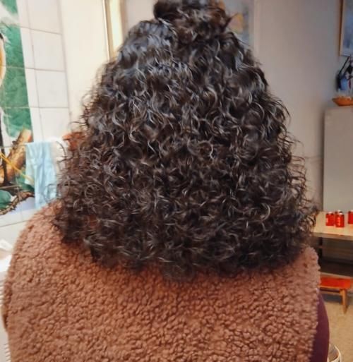 发蜡|烫了羊毛卷不会打理?简单的湿发造型一学就会,发型时髦又洋气