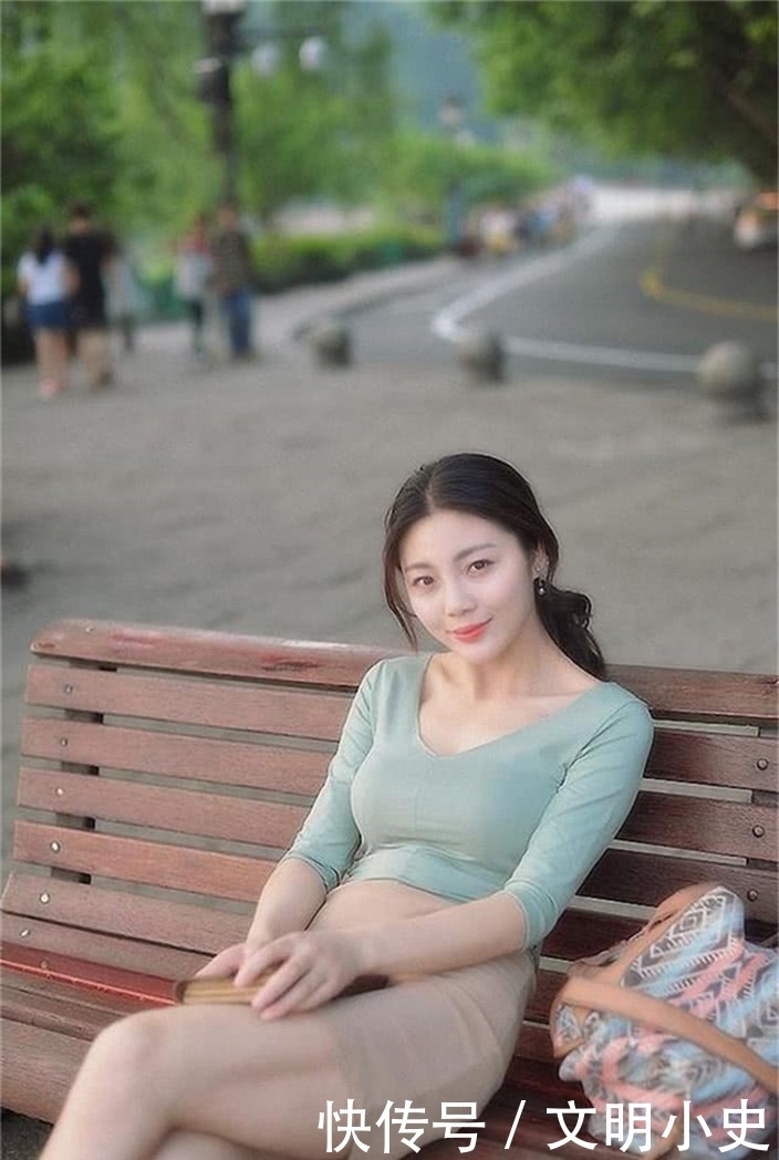 女性|优雅简约穿搭,时尚美范显出女性的温婉柔情