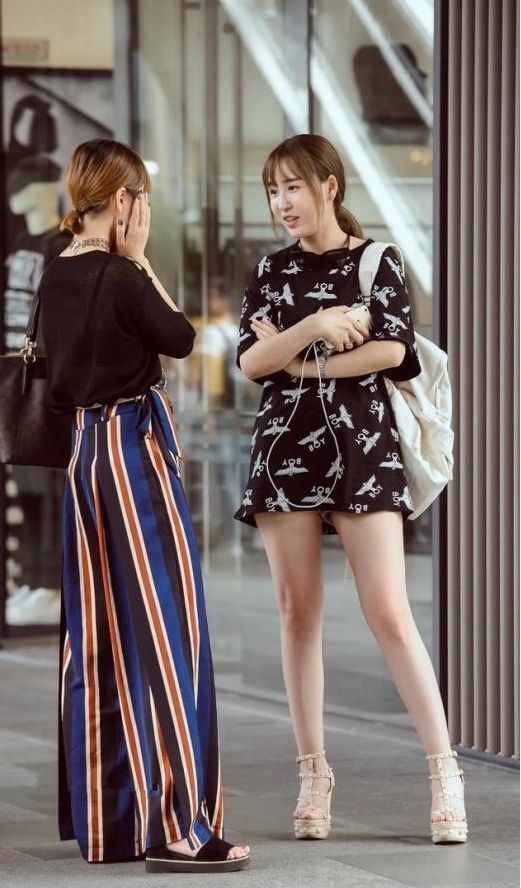 街拍:好养眼的小姐姐啊,看到她以后,心情马上变得好起来