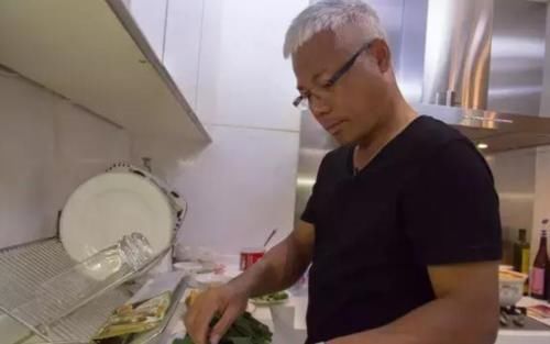 巫啟賢|走進(jìn)巫啟賢現(xiàn)實(shí)的家，住著獨(dú)棟的豪宅，平時(shí)在家還親自做飯吃