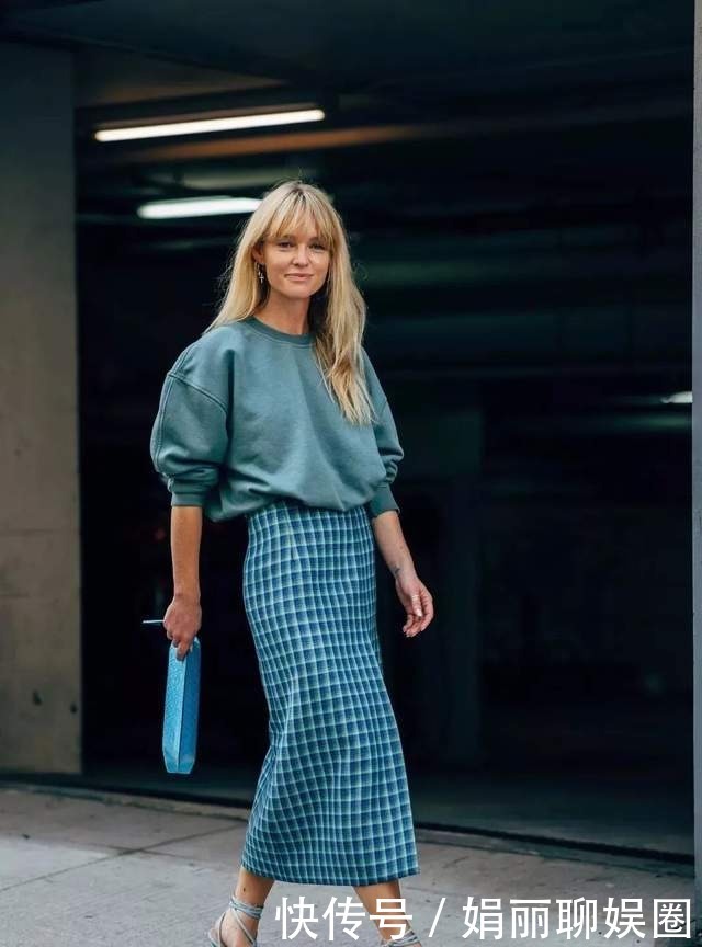 青春|卫衣下面别再配牛仔裤,今冬流行这样穿,青春洋气不说,还时尚