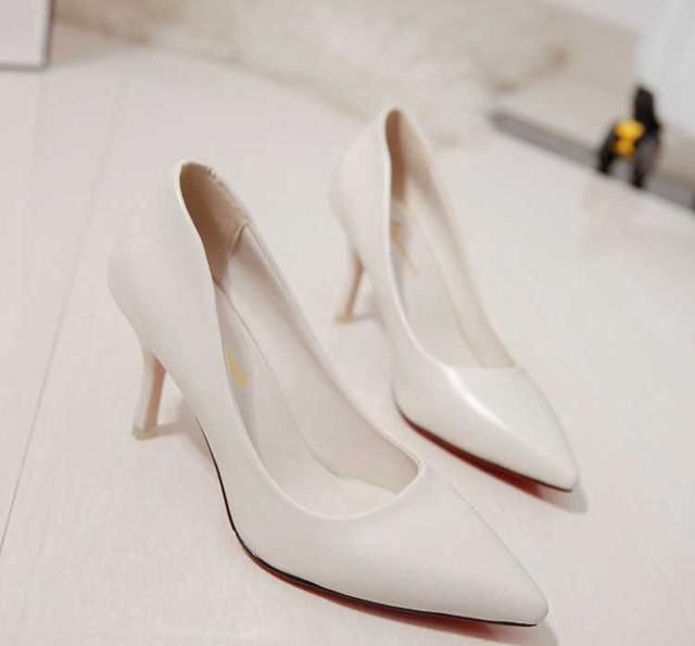 气质欠佳的女人别穿小白鞋了, 瞧瞧下面女人穿, 个个女人味十足