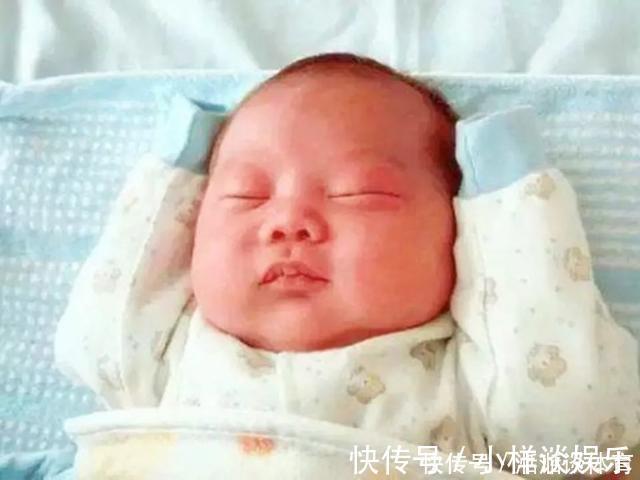 家长|新生儿为什么偏爱“投降式睡姿”,需要纠正吗很多家长做错了