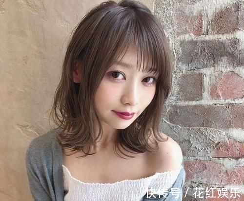 小卷 什么发型减龄又时尚？试试这三种柔卷发，简单随意又显皮肤白