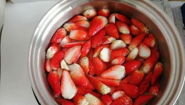  煮草莓罐头放白糖和冰糖有那么重要吗大厨我来教你，一锅不够