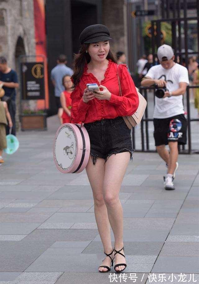 身材 贴身舒适的打底裤给人温暖时尚的感觉,展示美好身材,简单搭配