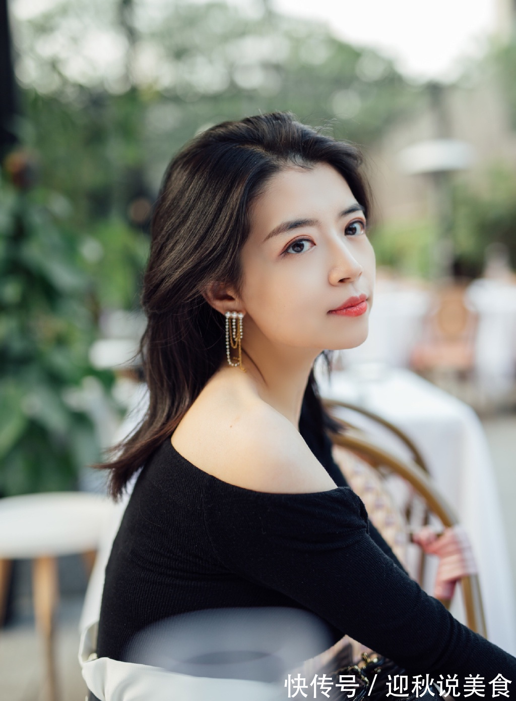 小蛮腰 奔三奔四女人这样穿，秋季穿出高级感，黑色上衣搭配白色短裤真美