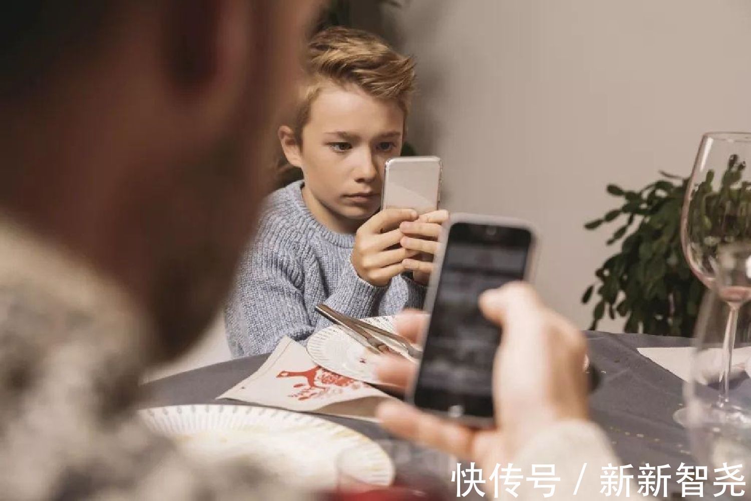 自律|60岁爷爷去幼儿园接孙女,身材成焦点,很多年轻爸爸自愧不如