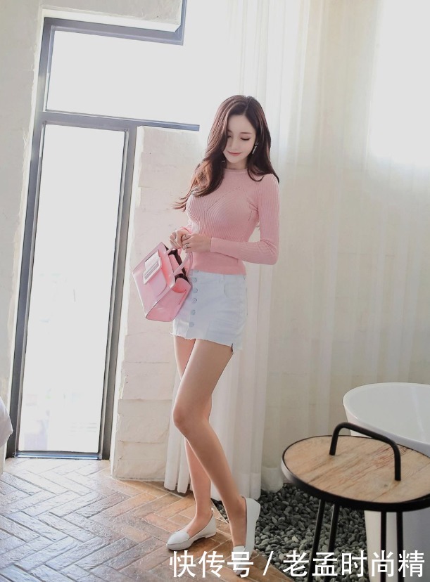 粉色毛线衫搭配白色短裙, 温柔又优雅!