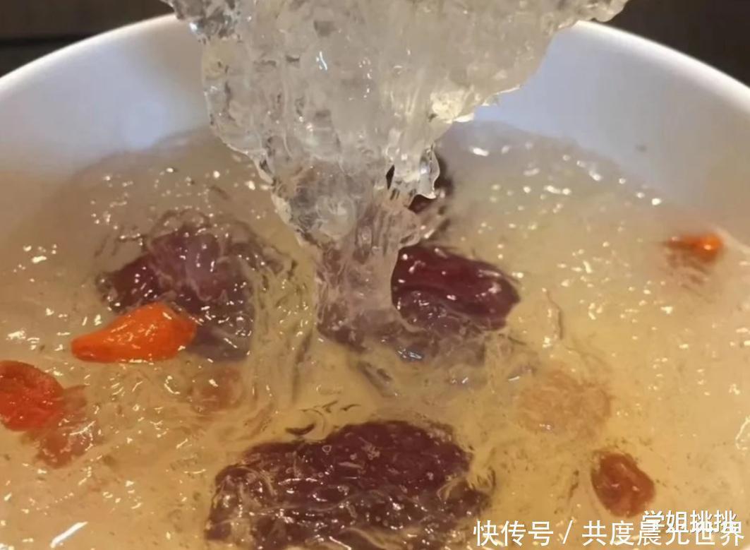 头皮|头发不能做到一天一洗,3个方法让头发减少出油,头皮也变清爽