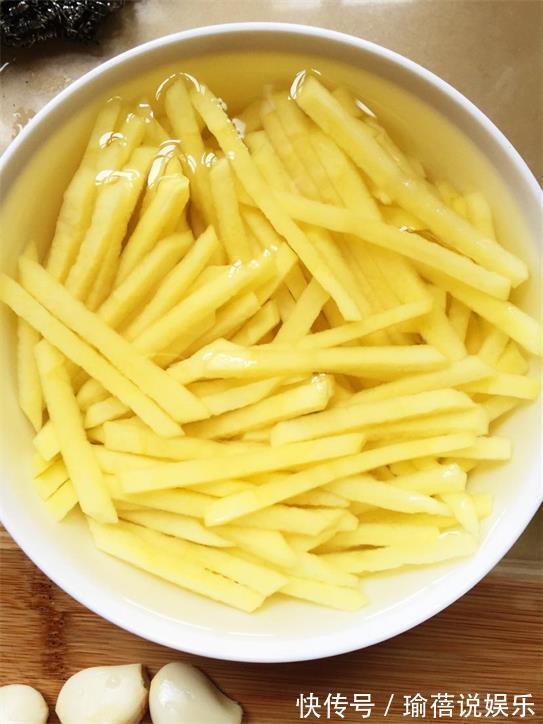 老伙夫透露，炒土豆丝时多加“这一步”，保证脆爽好吃还不粘锅