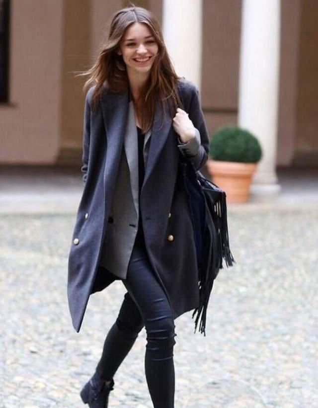  太普通|穿大衣别配阔腿裤啦，太普通！今年流行搭这3条裙子，时髦又高级