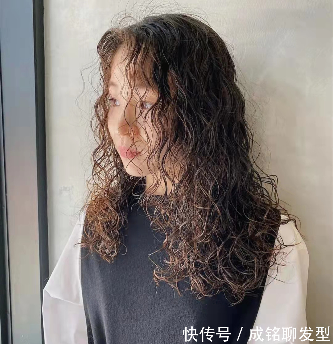 卷发|“冷烫”已经过时了?看看这种很火的湿发卷烫发,省钱又好打理