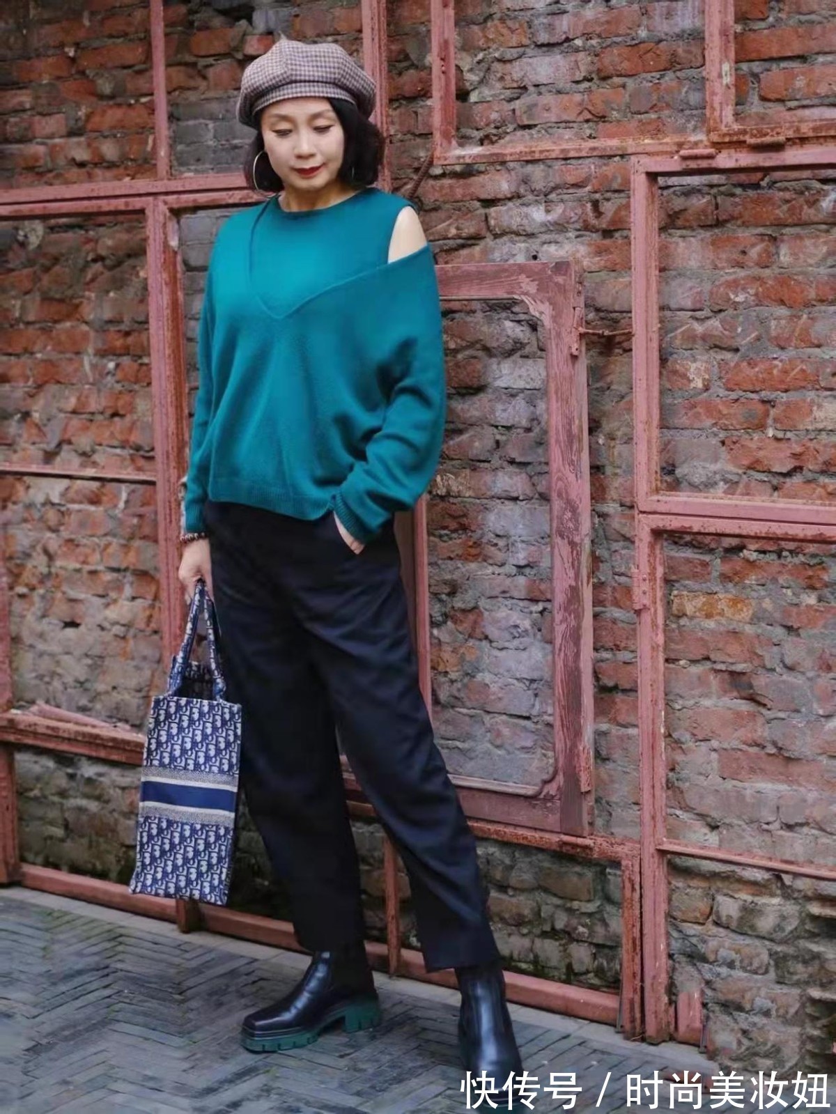 选用 建议50岁的女人多穿“针织衫”,搭配裤子、裙子,都优雅大方