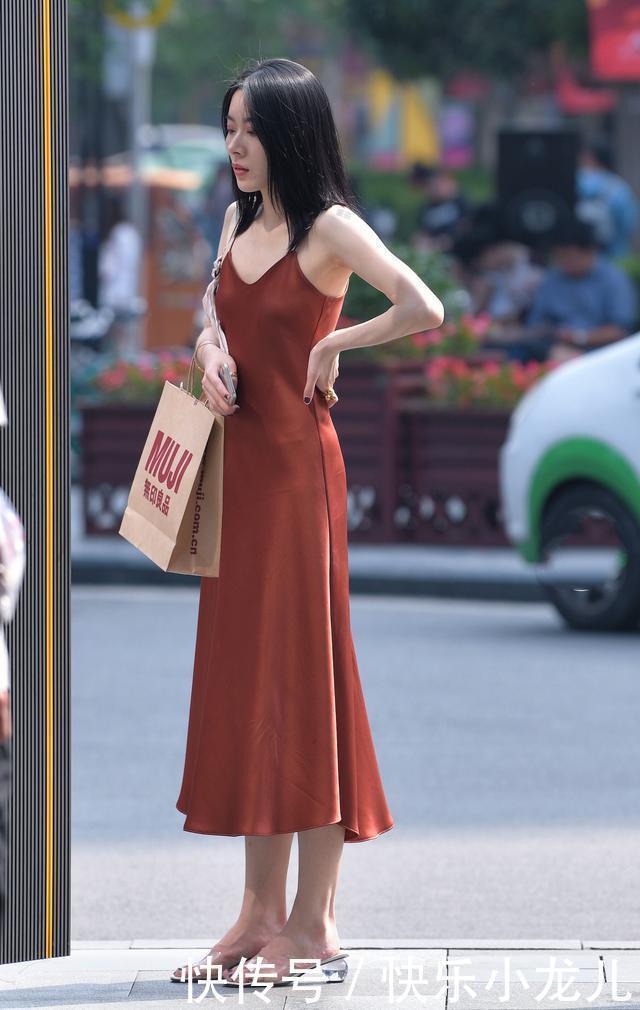 等待一秒钟入夏茫茫裙海之中的这条裙子,让你性感又显腿长